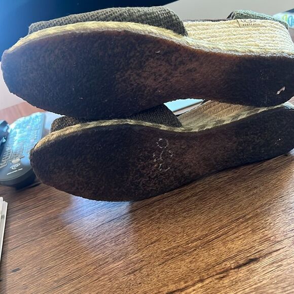 UGG Women's Green Peep-Toe Wedges - Picture 5 of 5